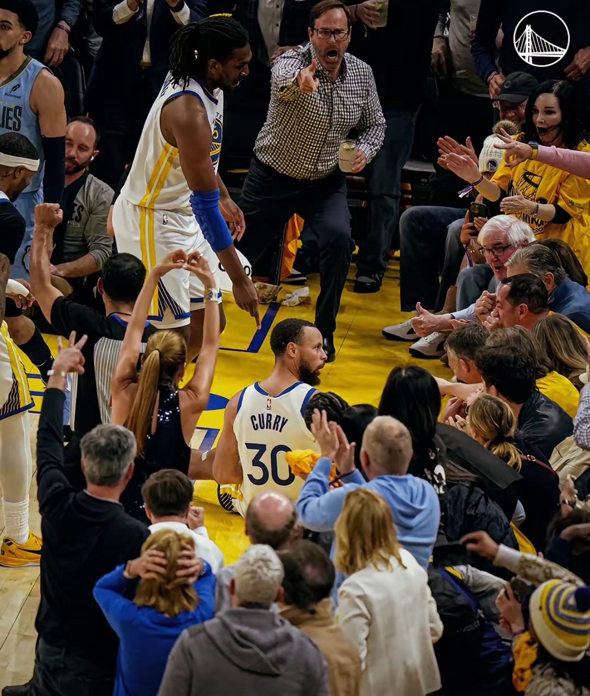 PG-包含库里回归赛场，惊险取胜首场状态亮眼，独行侠观众沸腾！的词条